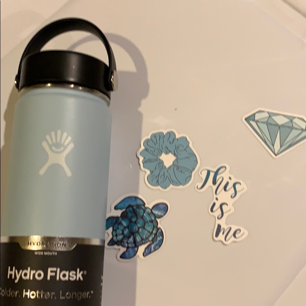 SOLD OUT Comes with hydroflask VSCO Mystery box - Picture 2 of 3